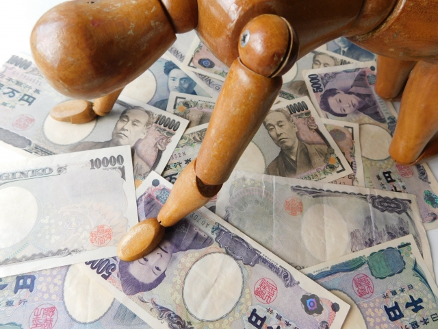 借金を背負う男。板橋区で借金返済の相談は無料でできます
